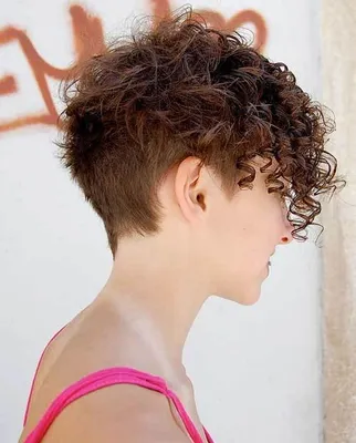 Короткие стрижки для вьющихся волос - 63 фото