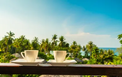 Чашка кофе на взгляде деревянного стола на море Стоковое Изображение -  изображение насчитывающей жизнь, питье: 51089673
