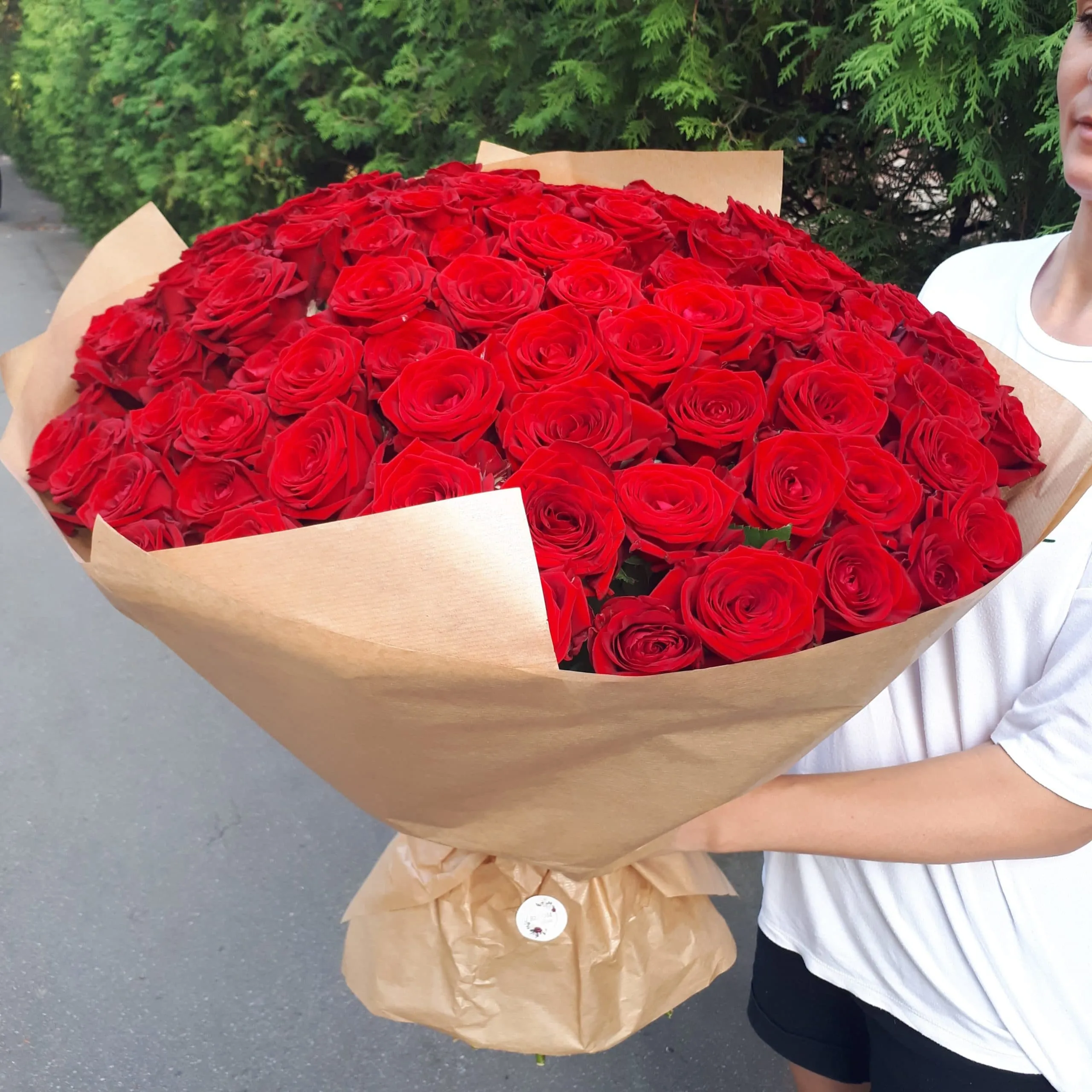 Купить розы в москве с доставкой дешево. Букет из 101 розы.