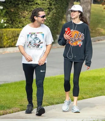 Новая пара: Шайа Лабаф и Маргарет Куэлли на прогулке в Лос-Анджелесе —  Лайфинста о жизни Инстаграм звезд