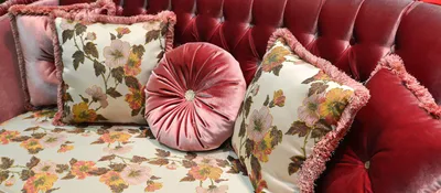 Декоративные подушки на диван (44 фото в интерьере)
