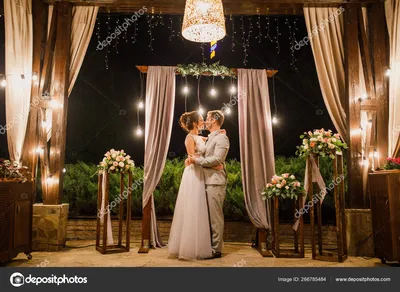 Queer свадебная пара молодоженов-лесбиянок красивые женщины в элегантном  костюме, свадебном платье и букетах цветов lgbtq - стоковый вектор 2263885  | Crushpixel