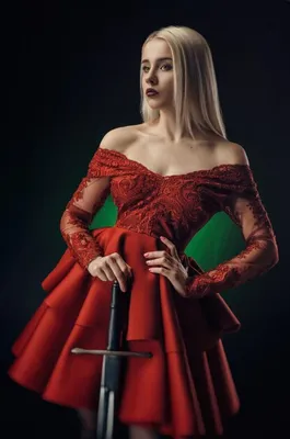 Красивая девушка в красном платье с мечом | Премиум Фото