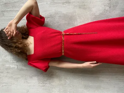 Красное платье на бретелях