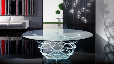 Необычные дизайнерские столы из стекла