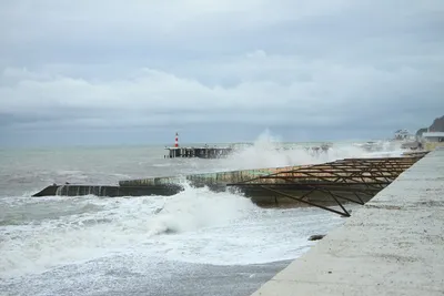 Троих человек волной смыло в Черное море в Крыму