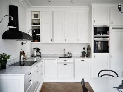 Белый кухонный гарнитур с черными ручками - 68 фото