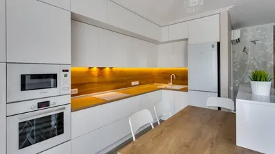 Высота подвесных шкафов на кухне: до потолка или нет?