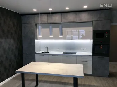 Дизайн кухни в г.Тольятти из МДФ, из ЛДСП современные кухни прямые кухни  кухни с разноуровневыми шкафами, кухни с пеналом модель Вудстоун белые,  серые