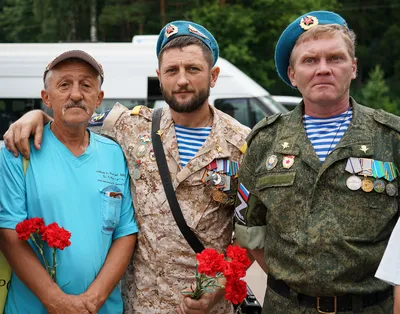 В Клинцах Брянской области отмечают День воздушно-десантных войск | Труд