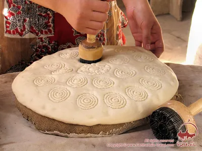 Лепешки в тандыре Тандыр – это особый вид печи, которая используется людьми  уже более пяти тысяч лет. Такие печи очень популярны в странах Азии,... |  By Uzbek Cuisine | Facebook
