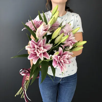 Букет — 5 махровых лилий | Доставка цветов в Воронеже : стильные и  качественные букеты
