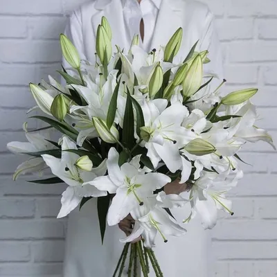 15 белых лилий в букете | Бесплатная доставка цветов по Москве