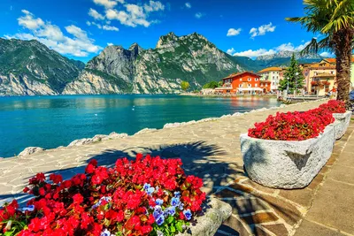 Romantische Bucht des Gardasee in Limone Sul Garda, Lombardei, Italien  Stockfotografie - Alamy