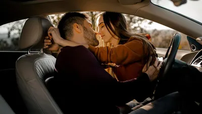 Пара обнимается в машине — Вместе, В любви - Stock Photo | #178098704