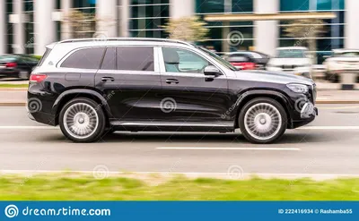 премиум внедорожник Mercedes Maybach Gls 600 Fast Drive на дороге в городе  с размытым фоном Редакционное Стоковое Изображение - изображение  насчитывающей ð¿ñ€ðµð, ð±ñ‹ñ ñ‚ñ€o: 222416934