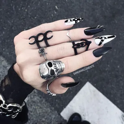 Впечатляющий эффект маникюра в стиле рок | Gothic nails, Gothic nail art,  Goth nails