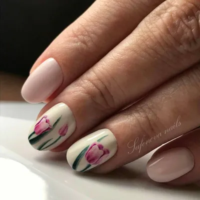 ideas_for_nailart) on Instagram: “@Regrann from @safonova_nails - тюльпаны  ❤️️ручная роспись . . . #маникюр #ногти…” | Tulip nails, Floral nails,  Feather nails