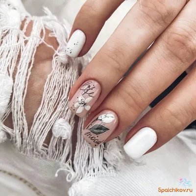Стильный белый весенний дизайн ногтей с цветами