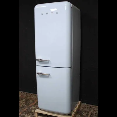 Марка холодильников SMEG светло-синего цвета : AnticSwiss