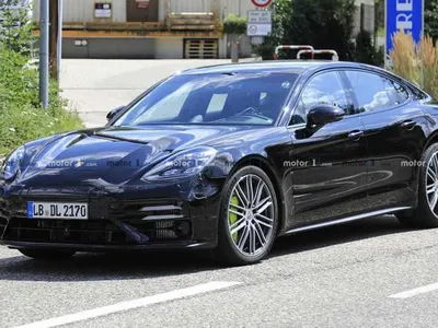 Обновленный Porsche Panamera попался на глаза