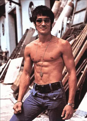Брюс Ли (Bruce Lee) – биография, фото, личная жизнь, жена и дети, причина  смерти | Узнай Всё