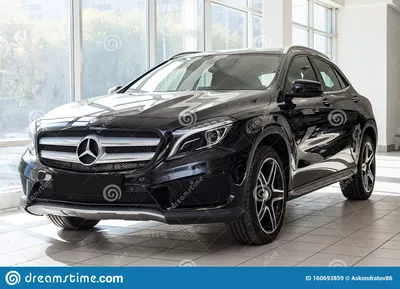 Black Mercedes Benz Gla класса 2016 года с видом на фронт, с темно-серым  интерьером в отличном состоянии в салоне с белыми стенам Редакционное  Стоковое Изображение - изображение насчитывающей звезда, тип: 160693859