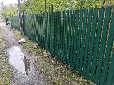 Забор из металлического штакетника под ключ от 2100 рублей за погонный метр