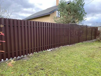 Забор из коричневого евроштакетника с установкой под ключ в Рязани |  Коричневый металлический забор из штакетника - цена