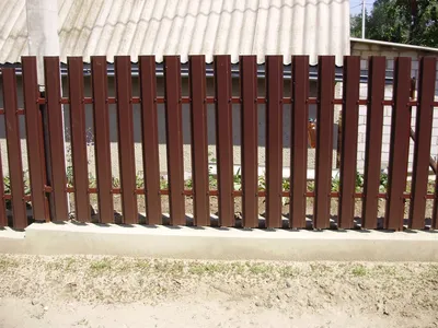 Как самому построить забор из металлического штакетника.
