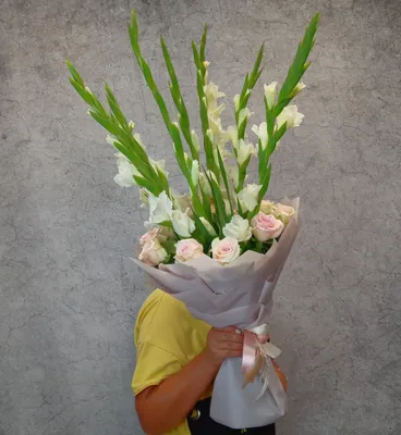 Букет гладиолусы и розы – купить с доставкой в Москве. Цена ниже!