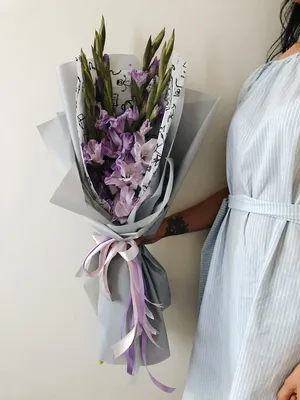 Гладиолусы к 1 сентября - купить в Москве по отличной цене с недорогой  доставкой в цветочном магазине BotanicaLab