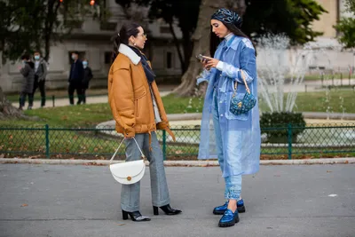 Забыли про тельняшки и береты: что сегодня носят модные парижанки |  Woman.ru | Дзен