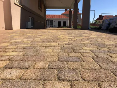 Мощение бетонных дорожек брусчаткой и укладка тротуарной плитки в Саратове