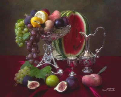 Натюрморт, состоящий из кувшина с корзиной фруктов на белом фоне - обои на  рабочий стол