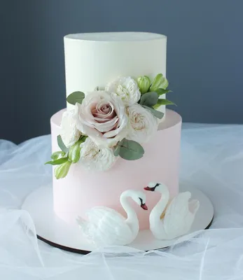 Двухъярусный свадебный торт с лебедями на заказ Киев