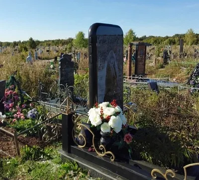 Стала известна тайна надгробия в виде iPhone на кладбище в Уфе - KP.RU