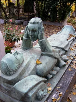 Самые необычные надгробия знаменитостей - ЯПлакалъ