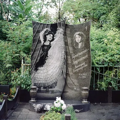 Необычные надгробия в Украине