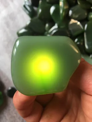 Камень нефрит империал-изумрудно-зелёный 1 кг — купить в Москве, цена,  характеристики, отзывы