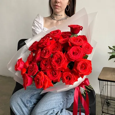 Хочу любить: 25 алых роз сорта Нина по цене 8590 ₽ - купить в RoseMarkt с  доставкой по Санкт-Петербургу