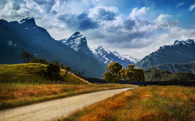 Обои Новая Зеландия природа пейзаж, горы, дорога, деревья, трава, облака  2560x1600 HD Изображение