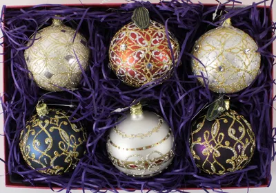 Шоколадные новогодние шары в подарочной упаковке в СПб и Москве
