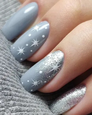 Зимний маникюр со снежинкой и серебряными блестками в пастельных тонах на  короткие ногти.