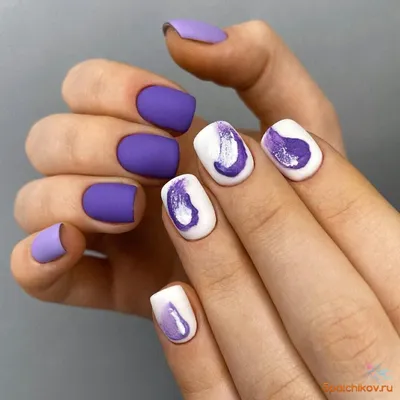 Стильный бело фиолетовый дизайн ногтей разные руки