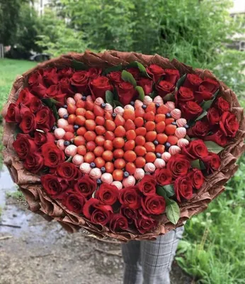Купить огромный букет из роз и клубники по доступной цене с доставкой в  Москве и области в интернет-магазине Город Букетов