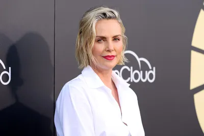 Charlize Theron Dyed Her Hair Red and Is Basically Unrecognizable — See Her  New Look | Allure