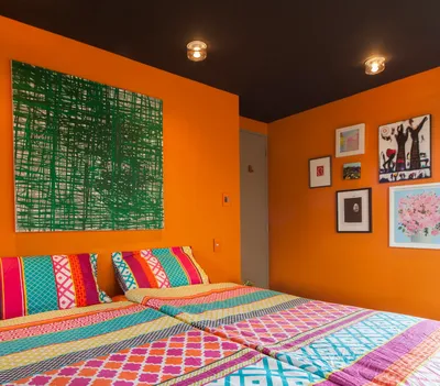 Оранжевый цвет в интерьере спальни (41 фото), сочетания