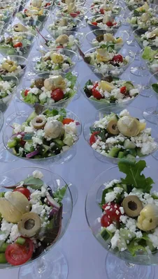 Красивая подача салатов на праздничный стол - 77 фото