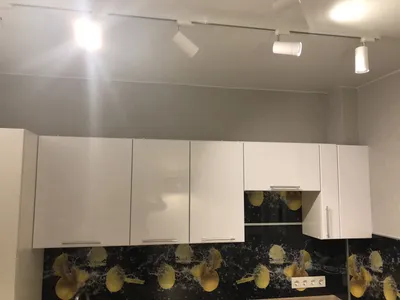 Освещение кухни трековыми светильниками установленными на натяжном потолке
